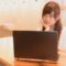 怪しむ女性
